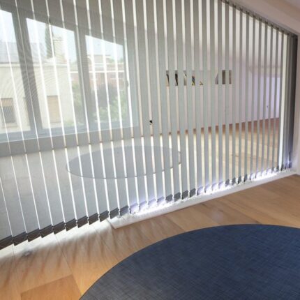 Store à lamelles verticales en toile